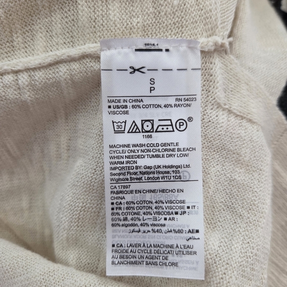 ⭐️GAP Cream Sweater with Watermelon Design Size Small (Fits More Like A Med) - Picture 5 of 6